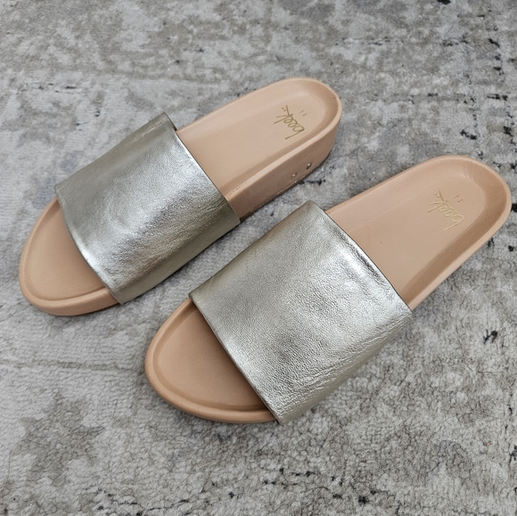 New BEEK Pelican Sandals in Gold (Platinum) - size 11 - Picture 3 of 9